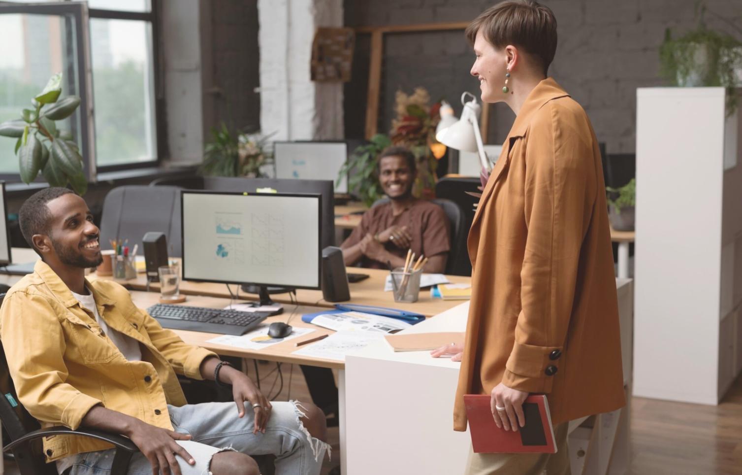 Moderne Büroumgebung mit Finanzanalyse-Dokumenten