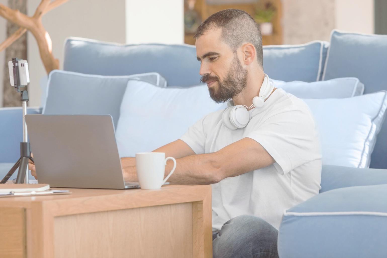 Moderne Büroumgebung mit Datenanalyse-Tools und Statistiken