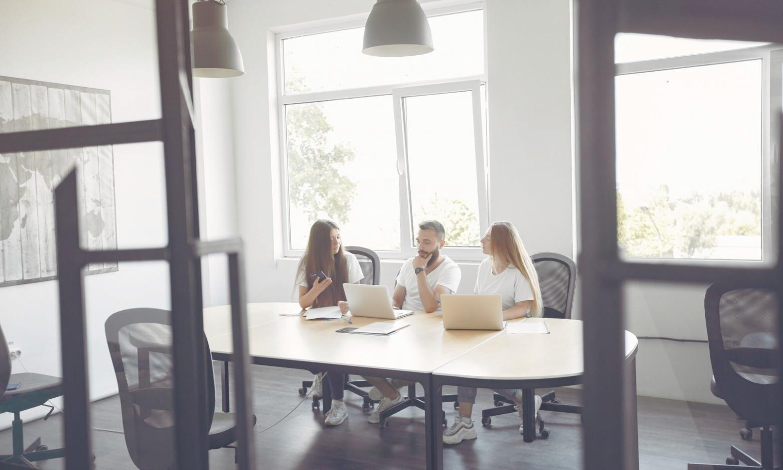 Detailansicht von Finanzdiagrammen und Prognosemodellen