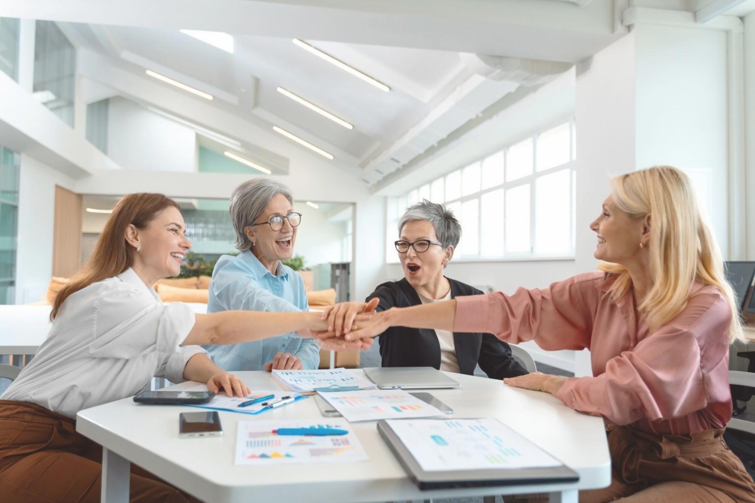 Strategische Planungssitzung mit Geschäftsdokumenten und Laptops
