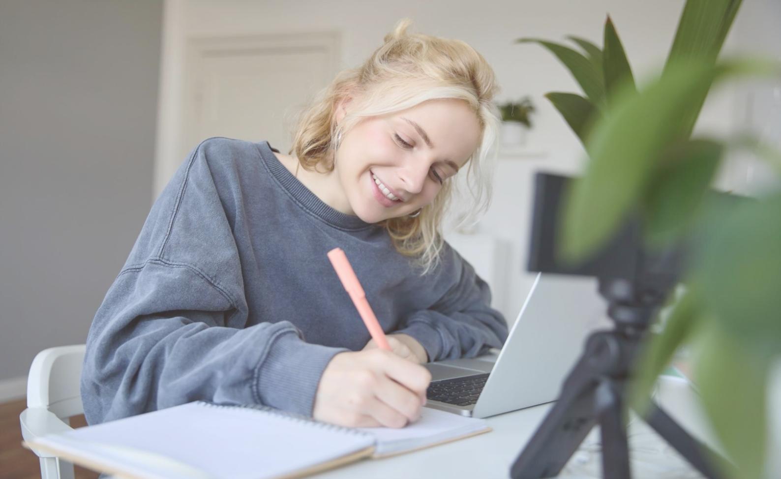 Detaillierte Geschäftsdaten und Prognosecharts auf Computer-Bildschirmen