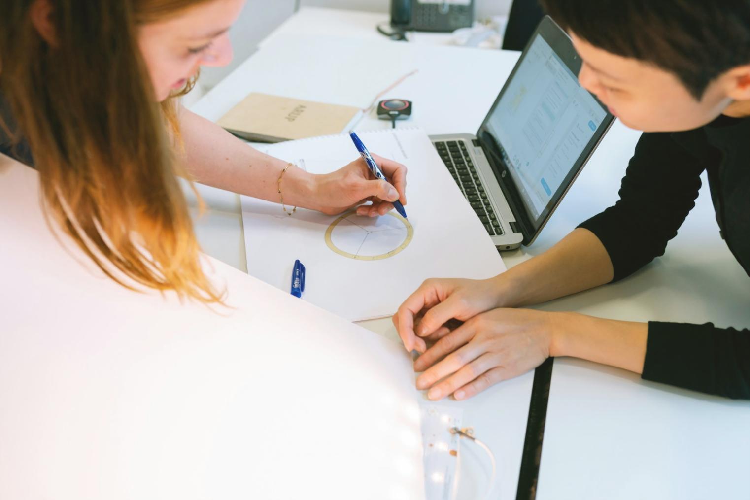 Teilnehmer bei der Analyse von Finanzdaten