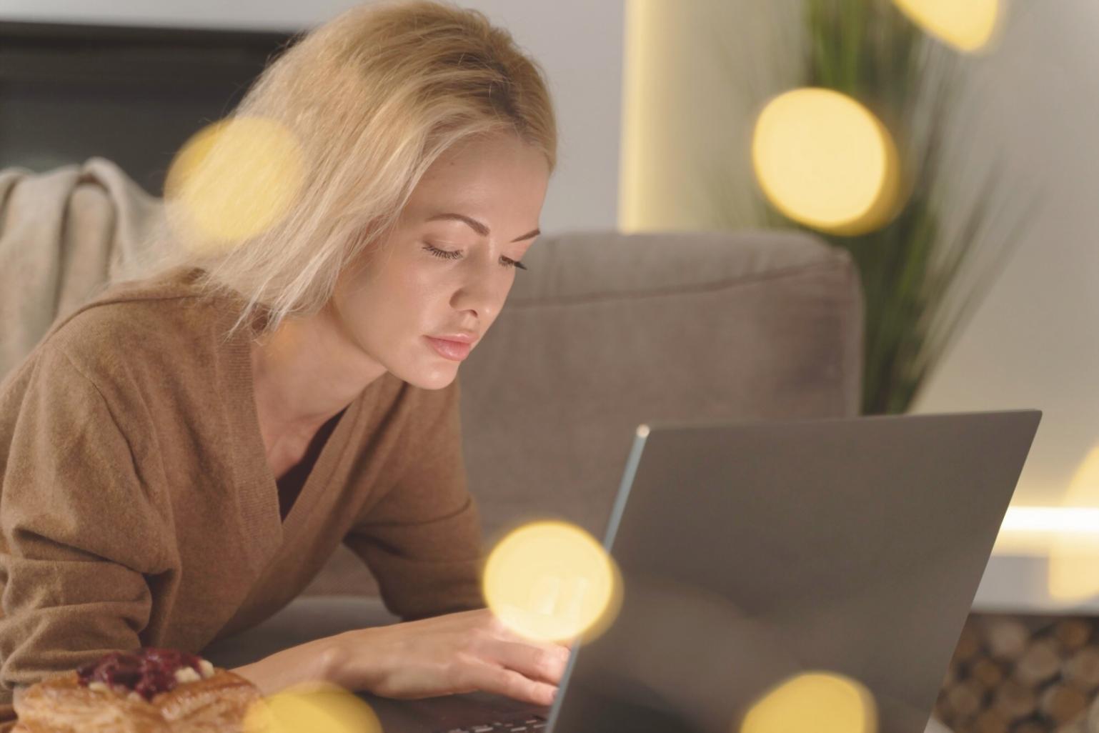 Modernes Büro mit Finanzanalysen auf mehreren Bildschirmen